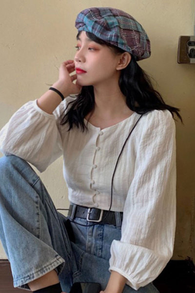 Naiste vabaaja pluus ovaalse kaelusega ja laiade varrukatega valge