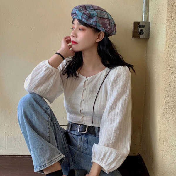 Naiste vabaaja pluus ovaalse kaelusega ja laiade varrukatega valge