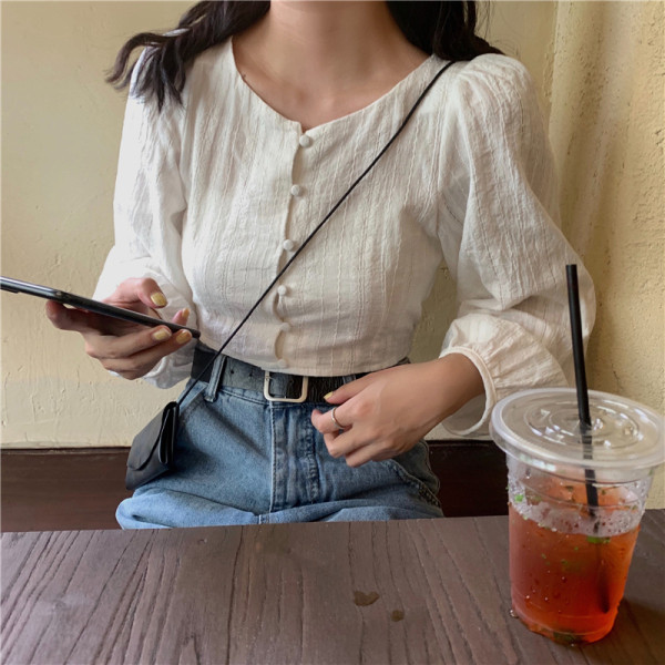 Naiste vabaaja pluus ovaalse kaelusega ja laiade varrukatega valge