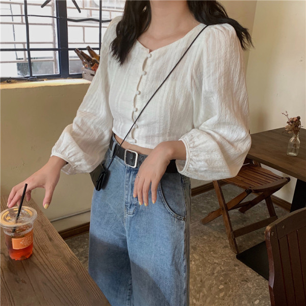 Naiste vabaaja pluus ovaalse kaelusega ja laiade varrukatega valge