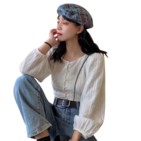 Naiste vabaaja pluus ovaalse kaelusega ja laiade varrukatega valge