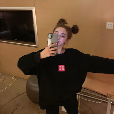 Naiste vabaaja pluus kahes värvitoonis ovaalse dekoltee ja pealdisega