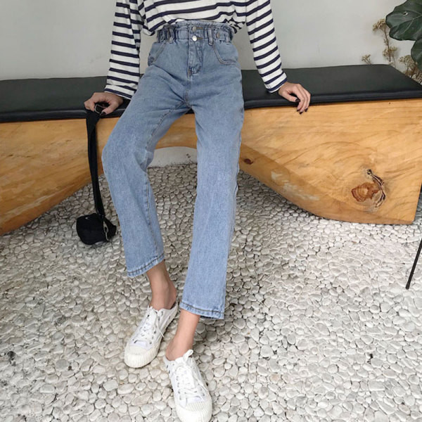 Női farmer világoskék színben, magas derekú egyenes modellben