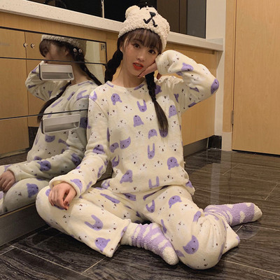 Актуална дамска пижама с овално деколте
