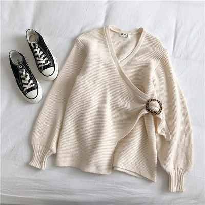 Moodne kolmevärviline spits-kaelusega naiste pluus