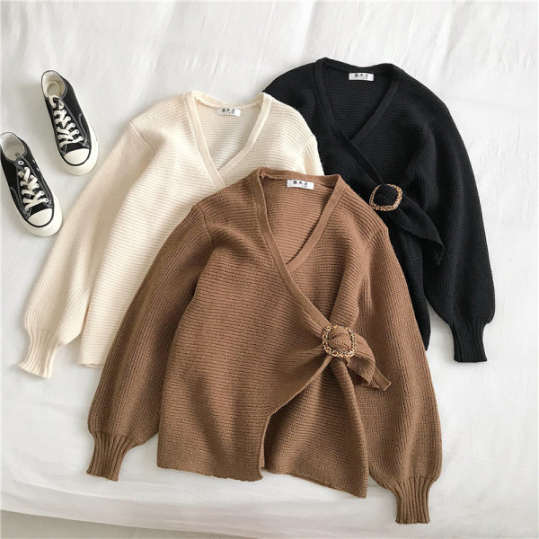 Moodne kolmevärviline spits-kaelusega naiste pluus