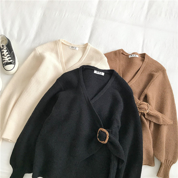 Moodne kolmevärviline spits-kaelusega naiste pluus