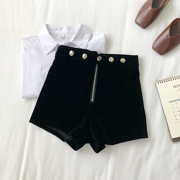 Női aktuális rövidnadrág fekete színben