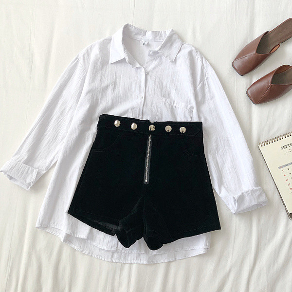 Női aktuális rövidnadrág fekete színben