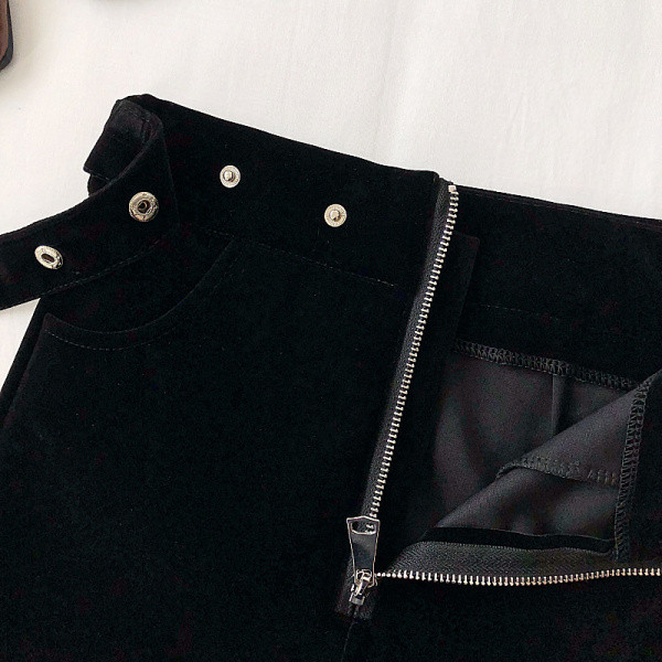 Női aktuális rövidnadrág fekete színben