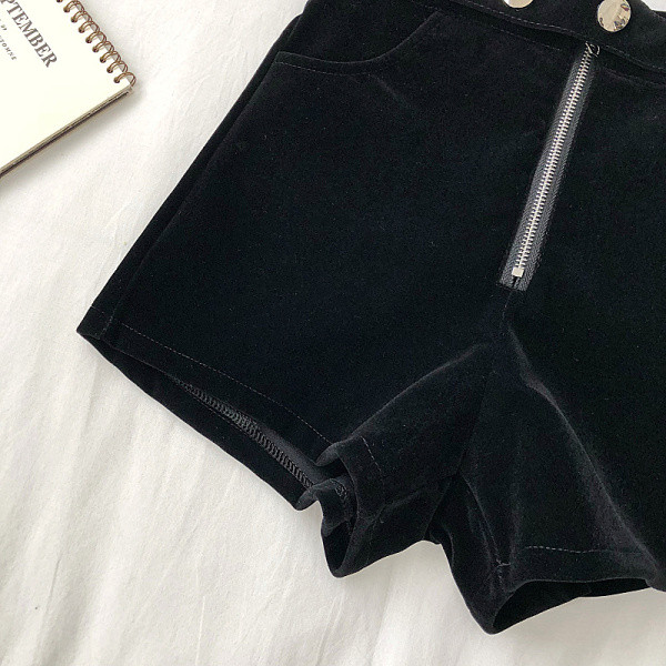 Női aktuális rövidnadrág fekete színben