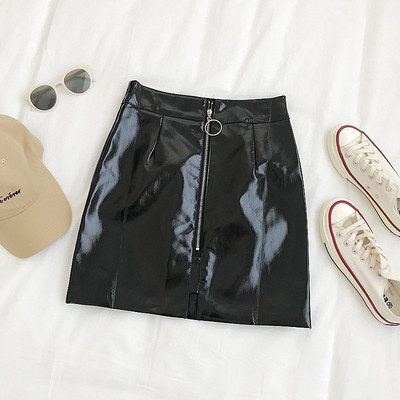 Moderna ženska kratka suknja od eko kože u dvije boje