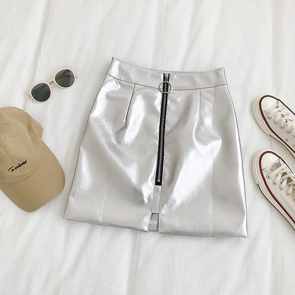 Moderna ženska kratka suknja od eko kože u dvije boje