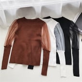 Stílusos női blúz barna, fekete és fehér színben, ovális nyakkivágással