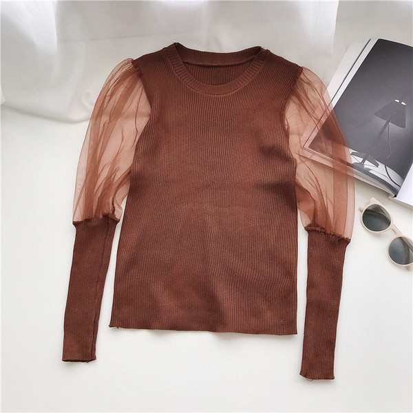 Stílusos női blúz barna, fekete és fehér színben, ovális nyakkivágással