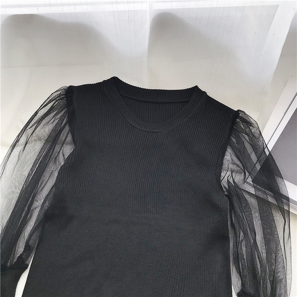 Stílusos női blúz barna, fekete és fehér színben, ovális nyakkivágással