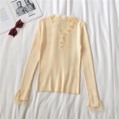 Naiste aktuaalne pluus kolmes värvitoonis nööpide ja pitsiga