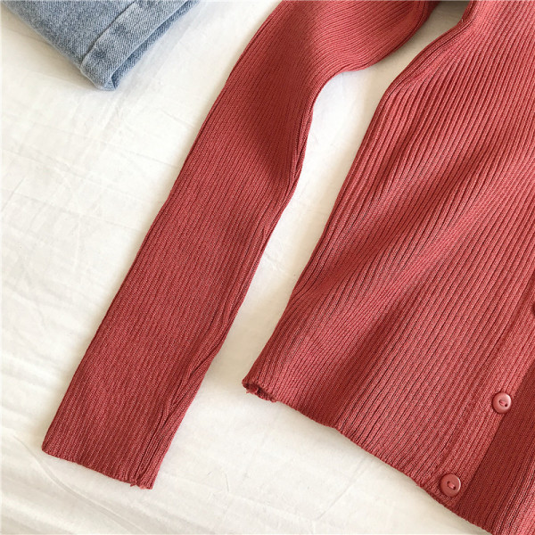 Naiste liibuv pluus, spits kaelusega ja nööpidega