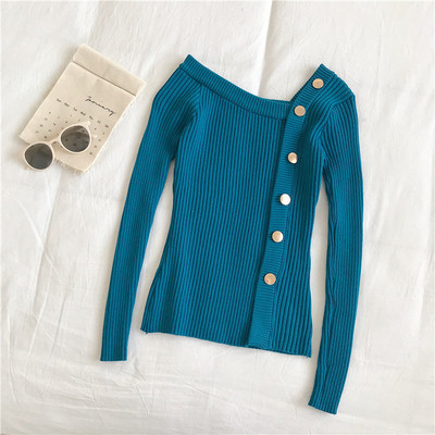 Női blúzos modell gombokkal