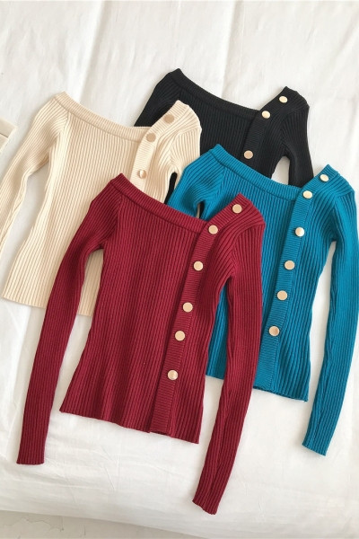 Női blúzos modell gombokkal