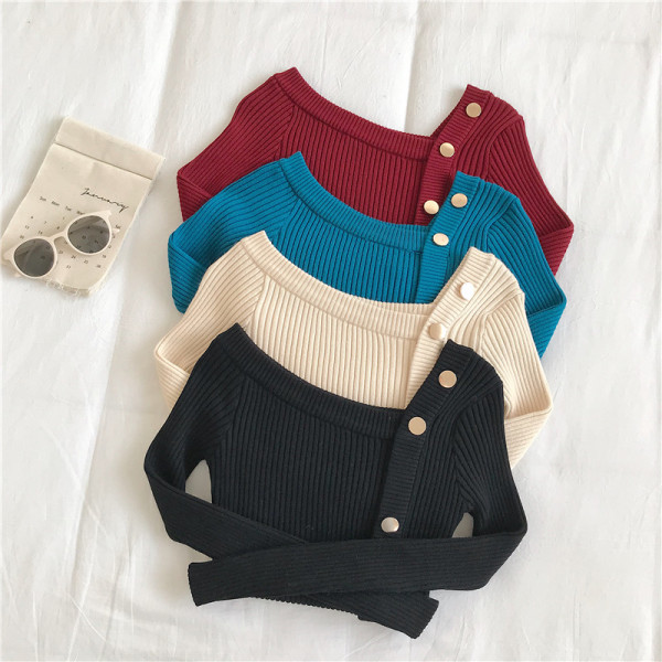 Női blúzos modell gombokkal