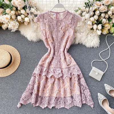 Női csipkeruha ovális nyakkivágással, hátul cipzárral