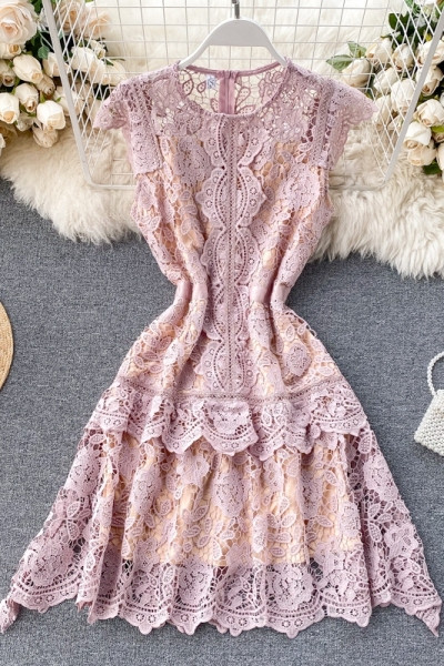 Női csipkeruha ovális nyakkivágással, hátul cipzárral