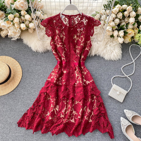 Női csipkeruha ovális nyakkivágással, hátul cipzárral