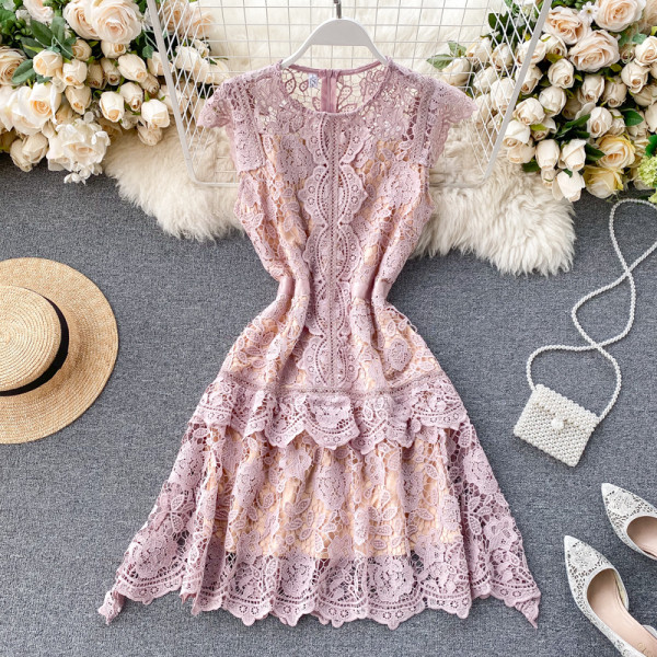 Női csipkeruha ovális nyakkivágással, hátul cipzárral