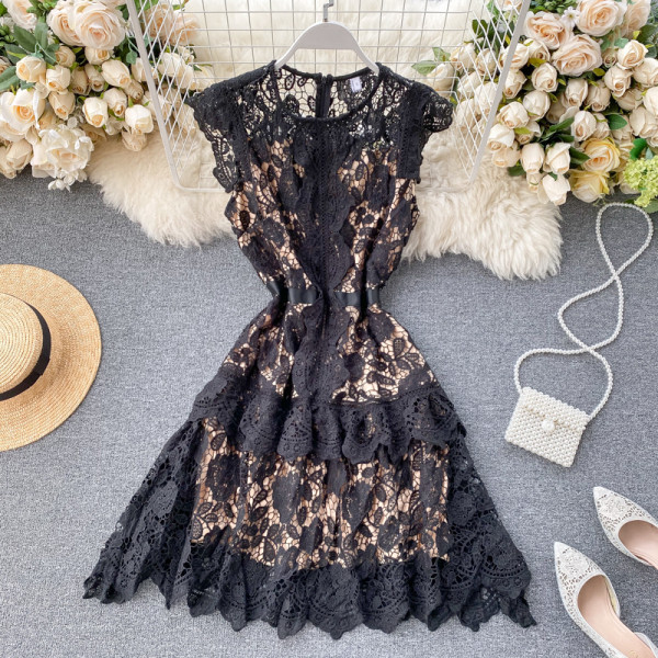 Női csipkeruha ovális nyakkivágással, hátul cipzárral