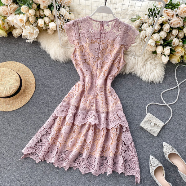 Női csipkeruha ovális nyakkivágással, hátul cipzárral