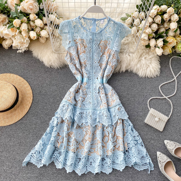 Női csipkeruha ovális nyakkivágással, hátul cipzárral