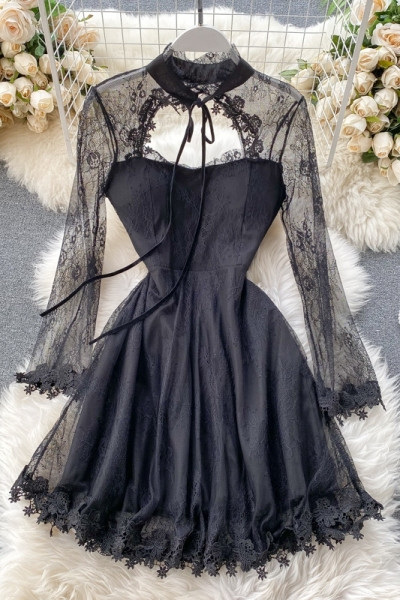 Stílusos női ruha fekete ruhában, nyakkendővel és félmagas gallérral