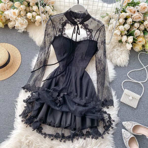 Stílusos női ruha fekete ruhában, nyakkendővel és félmagas gallérral