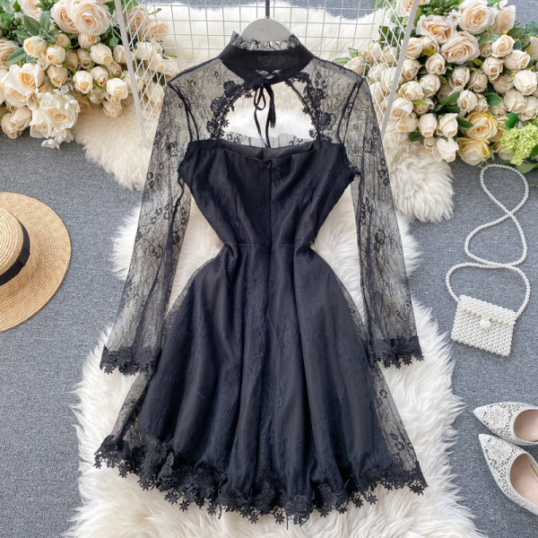 Stílusos női ruha fekete ruhában, nyakkendővel és félmagas gallérral