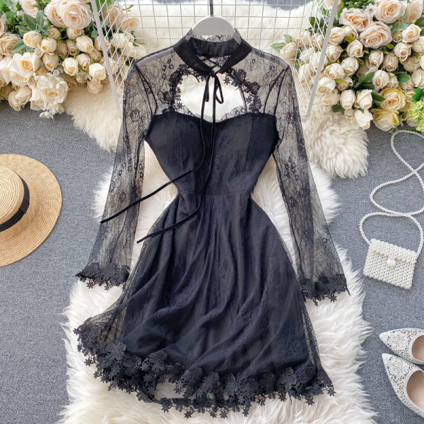 Stílusos női ruha fekete ruhában, nyakkendővel és félmagas gallérral