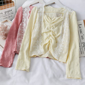 Ανοιξιάτικη γυναικεία μπλούζα με στοιχεία δαντέλας