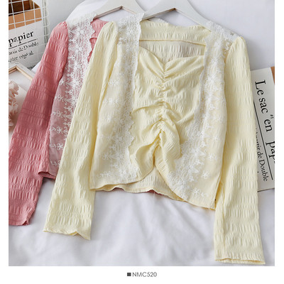 Ανοιξιάτικη γυναικεία μπλούζα με στοιχεία δαντέλας