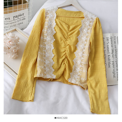 Ανοιξιάτικη γυναικεία μπλούζα με στοιχεία δαντέλας