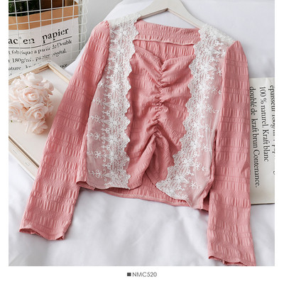 Ανοιξιάτικη γυναικεία μπλούζα με στοιχεία δαντέλας