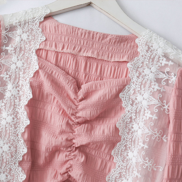 Ανοιξιάτικη γυναικεία μπλούζα με  στοιχεία δαντέλας