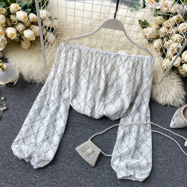 Női csipkeblúz kerek nyakkivágással és széles ujjakkal