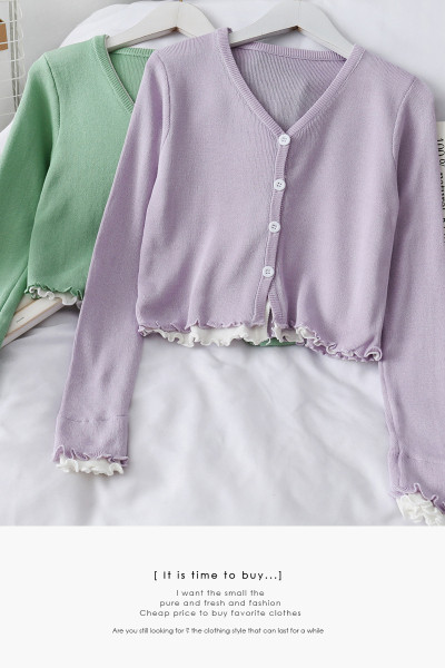 V-kaelusega ja lokkidega kevadine naistevest