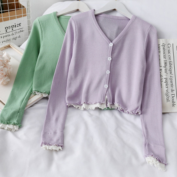 V-kaelusega ja lokkidega kevadine naistevest