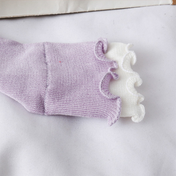 V-kaelusega ja lokkidega kevadine naistevest