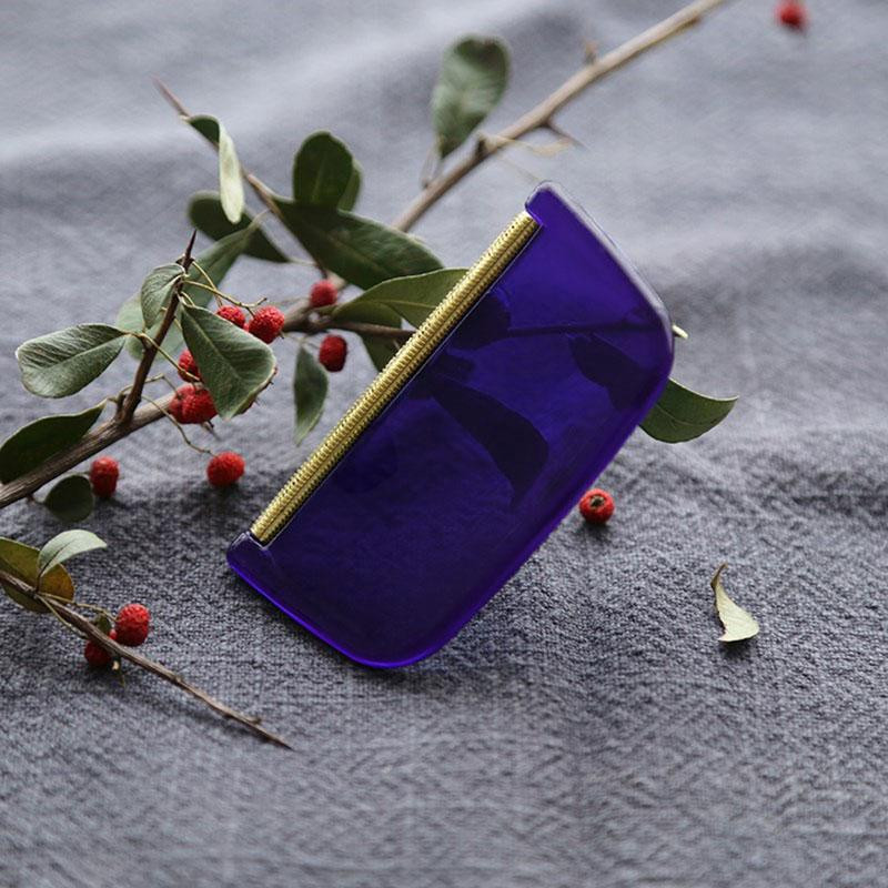 Plastmasas instruments matu un sūnu tīrīšanai no džemperiem, trikotāžas audumiem