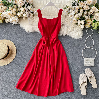 Moodne naiste kleit kandilise kaelusega ja rihmadega