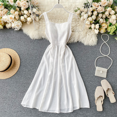 Moodne naiste kleit kandilise kaelusega ja rihmadega