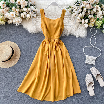 Moodne naiste kleit kandilise kaelusega ja rihmadega