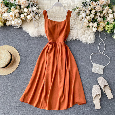 Moodne naiste kleit kandilise kaelusega ja rihmadega